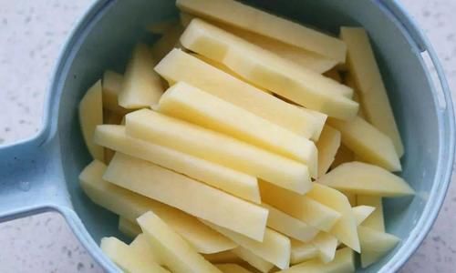 不油炸，热的时候红薯片是软的，简单几步，又酥又脆