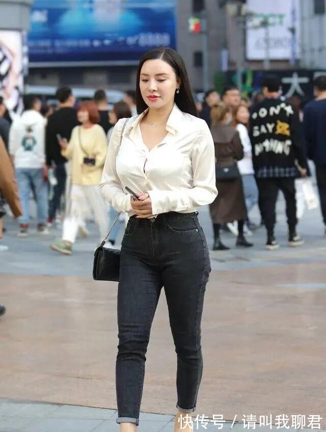 美女 太拼了!“胯大”身形有意牛仔裤,弄不好会适得其反,有准备吗