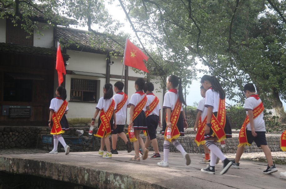 陈鸿|“普通话诵百年伟业 规范字写时代新篇”岩头镇丽水街开展推普助力乡村振兴活动