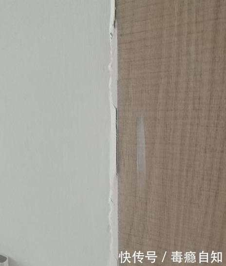 墙体|涂料刚完工，柜子就与墙面出现一道裂缝！工人这样设计不裂才怪