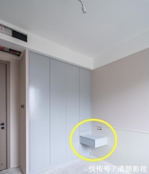 床头|传统床头柜我看不上，悬空设计延伸2m桌面，一字排开可享3大功能