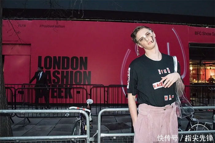 100块把土鳖宅男变鲜肉超模,英国俩沙雕小哥把时尚圈玩坏了