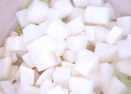 分享一款家人爱吃的红焖肉食，软烂鲜香，营养美味，解馋的家常菜