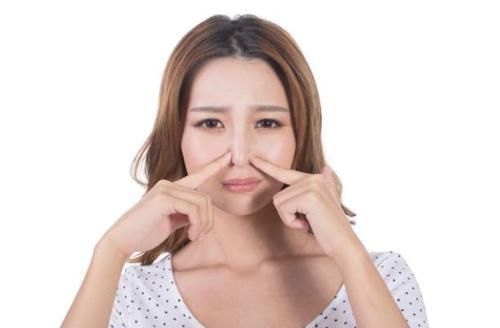 流鼻血后,要仰头、塞纸?别再错了,正确的处理方法记住这3点