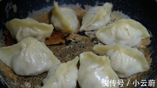 锅巴|饺子别再煮了,试试这个做法,面粉水比例调配好,冰花又焦又脆!