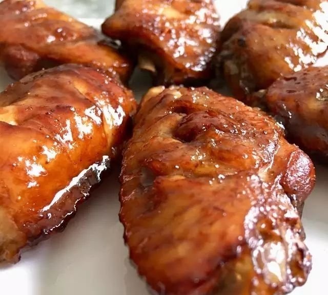 比可乐鸡翅还好吃的蜜汁烤翅，简单三步就能做出来，上桌就光盘！