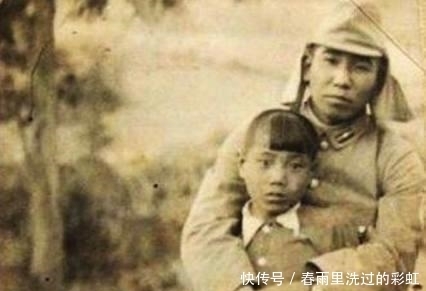 姑娘|日本鬼子罕见老照片：图二日寇搂着小姑娘，姑娘眼神让人很心痛！