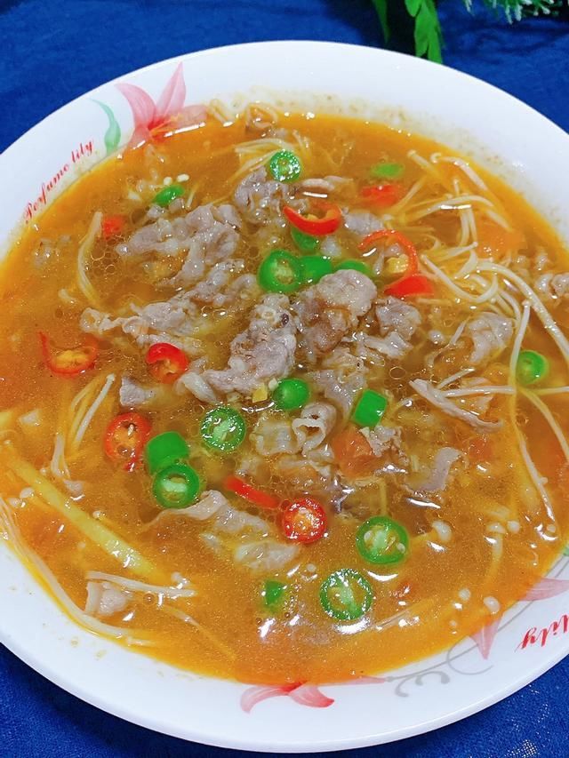 酸汤肥牛金针菇做法超简单,酸辣开胃又下饭,好吃到汤汁都不剩!
