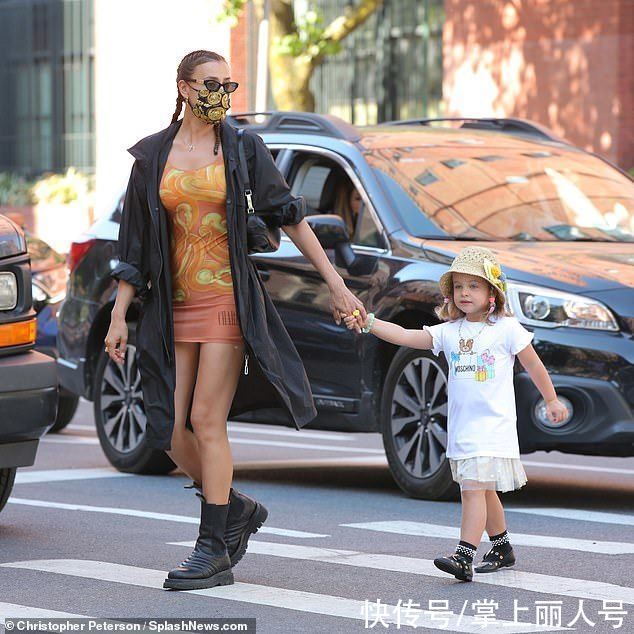 超模伊莲娜梳拳击辫，穿高弹裙撞衫“麻辣鸡”，女儿上学如走秀