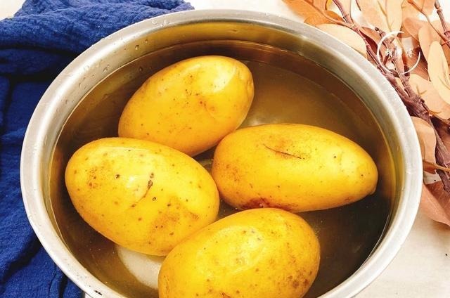 发芽的土豆到底能不能吃?原来我们一直都弄错了,看完后涨知识了