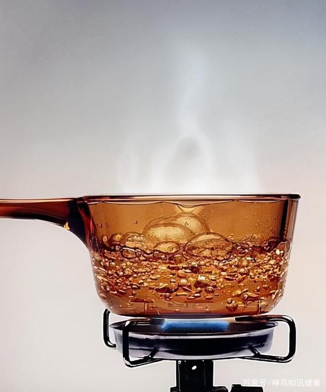 餐具|在外就餐，饭前用热水烫碗筷真的能消毒吗？告诉你到底靠不靠谱