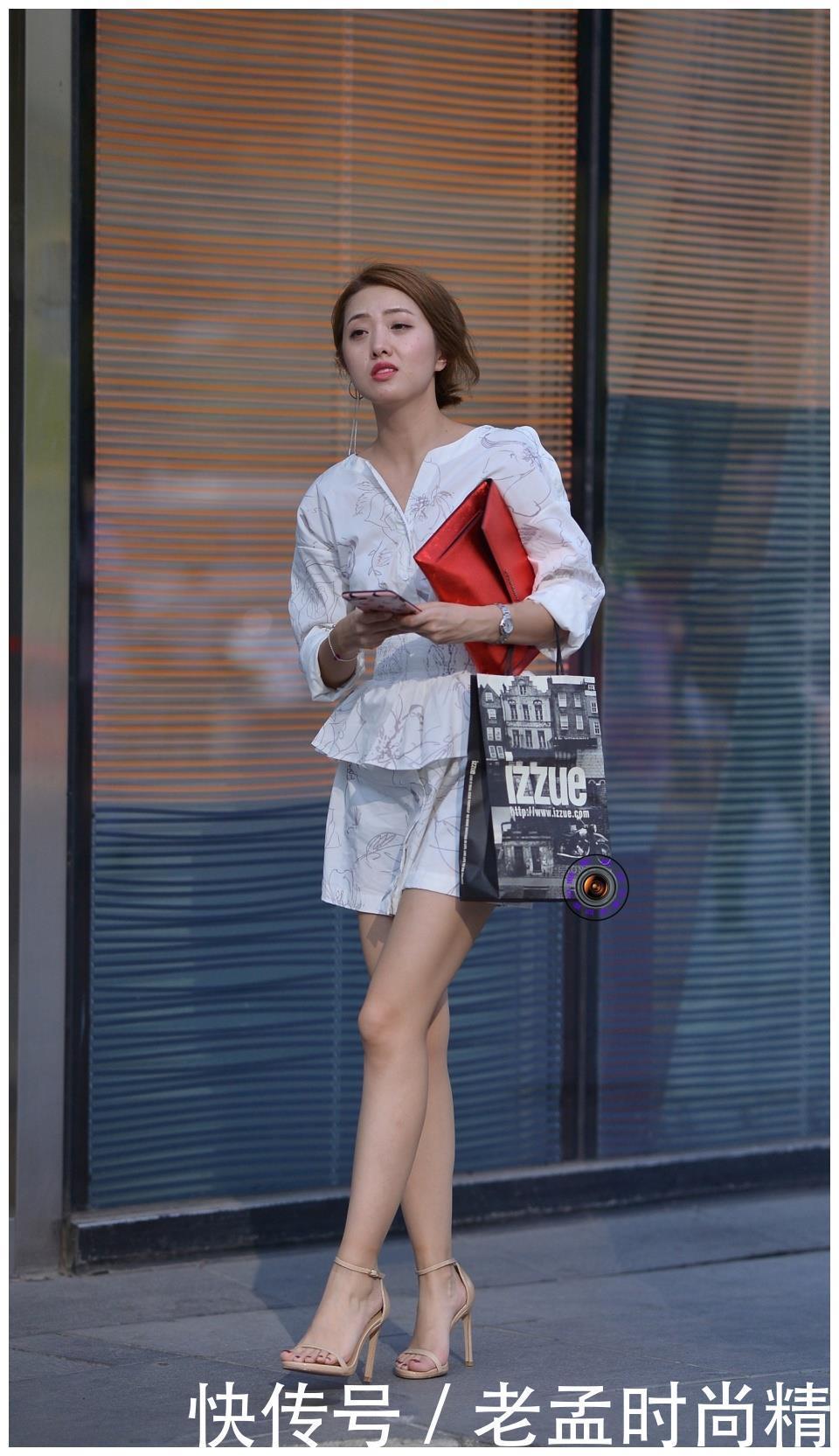 秋天|街拍:时尚美女秋天穿裙子,一身收腰短裙套装,显身材还有气质