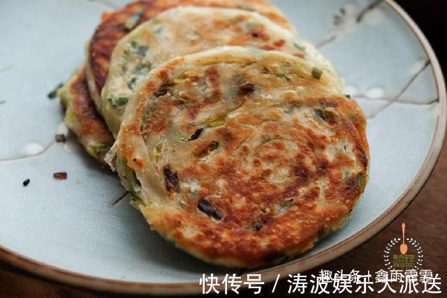 面团|葱油饼最好吃的做法，又香又软，一分钟一个，看看你喜欢吃不