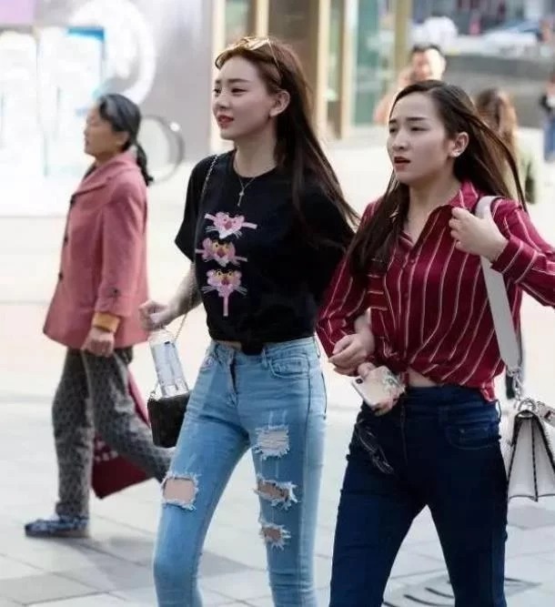 街拍：环肥燕瘦的小姐姐，白色上衣配牛仔裤，时尚气质十足