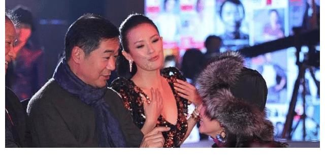 章子怡|当年蹲在张国立脚边说话,宁静表情谄媚,一旁的章子怡满脸不屑?