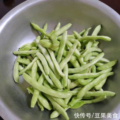 川妹子|方便简单家常菜四季豆焖饭,让你吃了还想吃