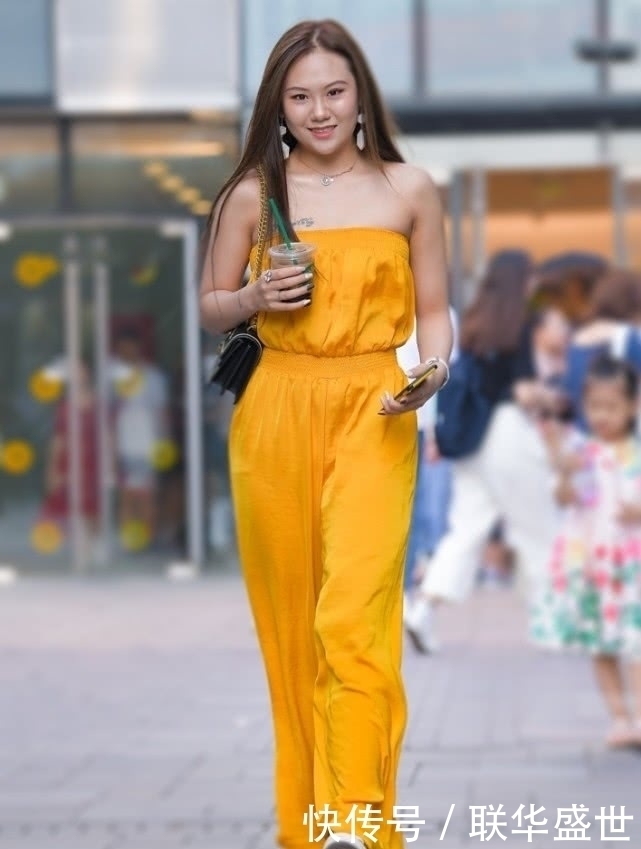 简直是过分,这么时髦的“蜂蜜裤”,要100斤的妹子穿才好看