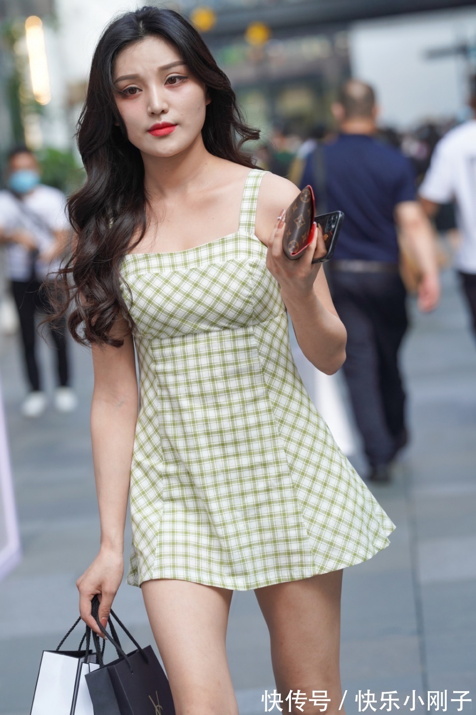 格纹|夏日穿搭吊带格纹短裙,美的清新又有格调,轻松美过同龄人