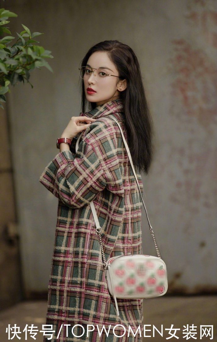 娜扎衣品太绝了！穿上个性复古的裙装搭配个性短发，自带撩人气息