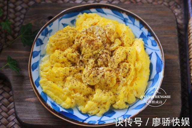 炒鸡蛋加牛奶没错,炒出来又滑又嫩,一不小心就光盘