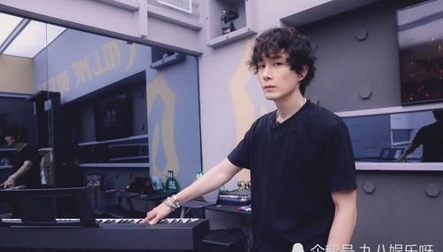 张智霖|《披荆斩棘的哥哥》：陈小春意外反差萌，网友感叹戚薇的快乐