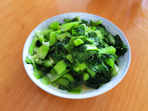 年前去乡下大姨家做客,最后一道菜上桌时我懵了:这是什么习俗?