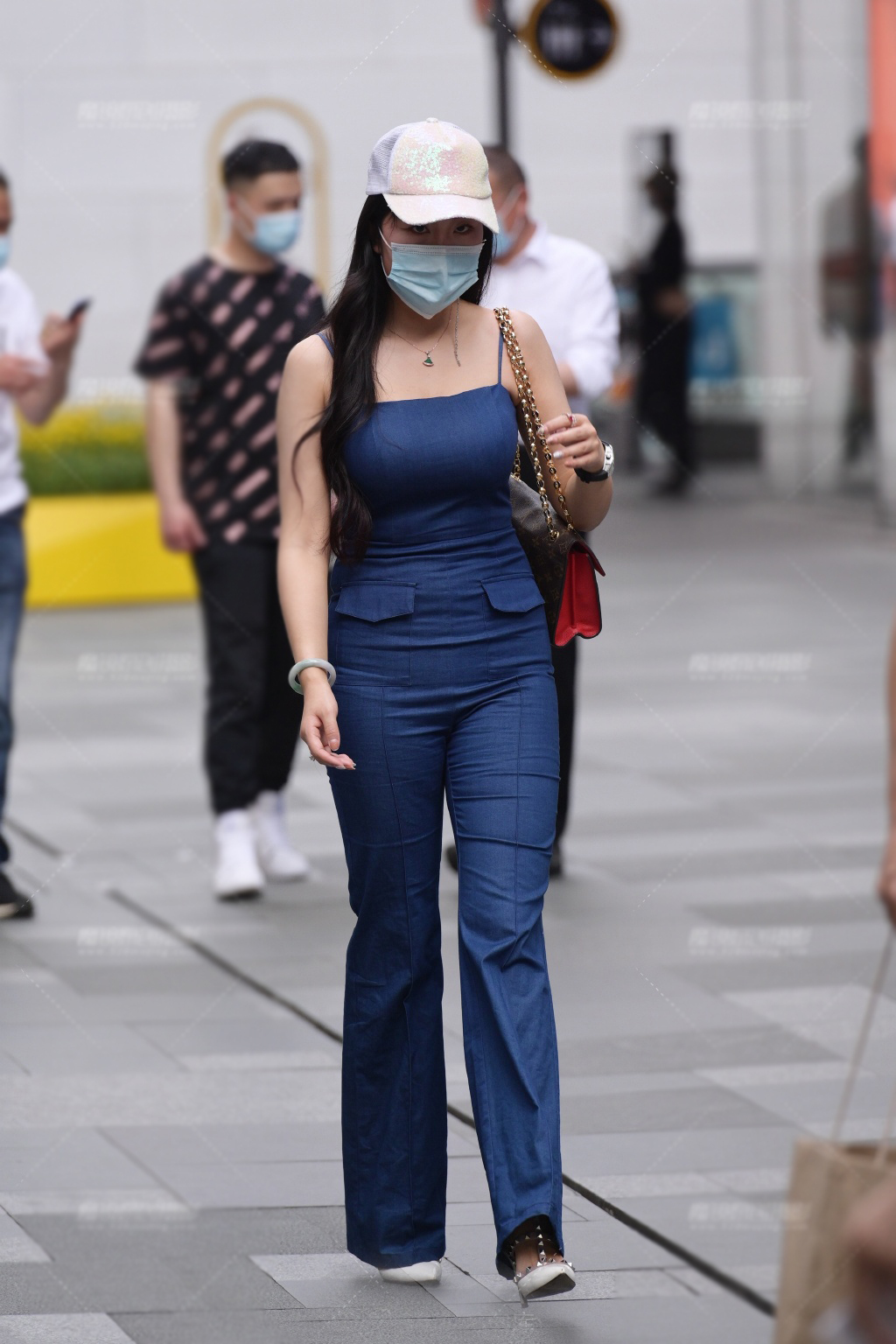 美的 不用费心搭配，一件连体裤，轻松穿出夏日的清凉，大方美丽又时髦