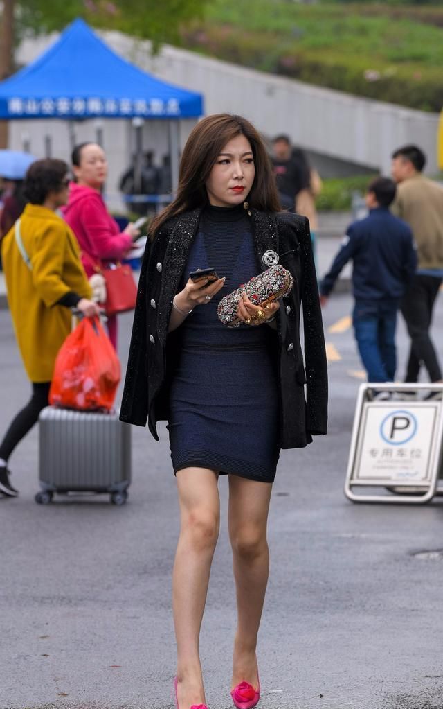 凸显|冬天穿高跟鞋, 选择梦幻般氛围的玫红色, 散发隐隐约约的迷人气质