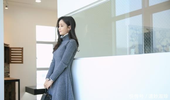 孙允珠高清美图:麻纹高领蓝灰色甜美针织裙!
