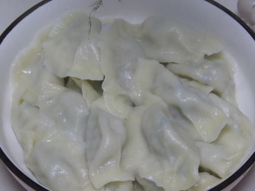 双肉馅饺子，皮薄馅大，咬一口满嘴鲜汁，不爱吃肉老妈吃美了