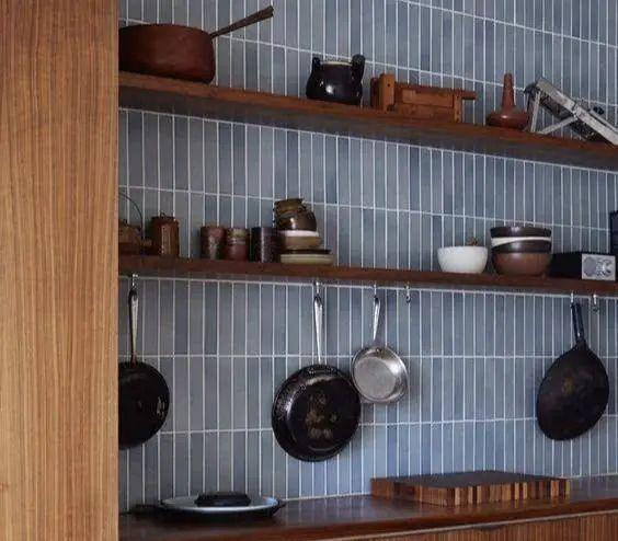 装修|厨房装修可别忽略了！灶台与吊柜中间贴层瓷砖做后挡板，太实用