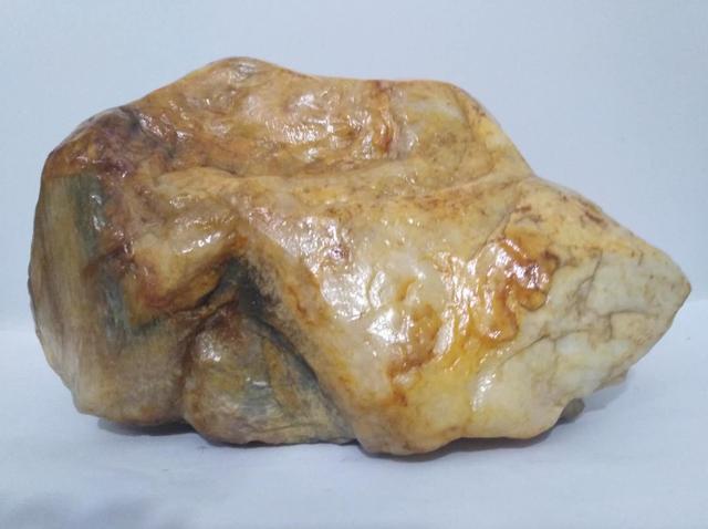 奇形怪状|家乡河里有许多奇形怪状的石头,父子俩请挖机拖了满满7车回家!