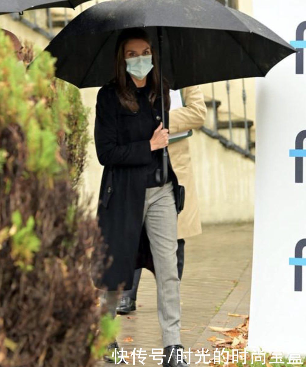 王后|西班牙王后终于服老了，放弃细跟高跟鞋，时尚女巫鞋更具风采