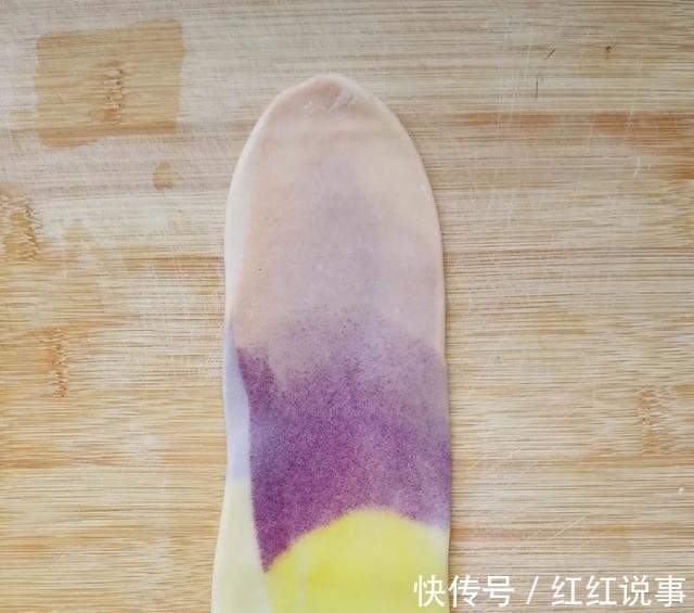 酥皮月饼|中秋来点不一样的，五彩月饼颜值高，酥软不腻味道好！