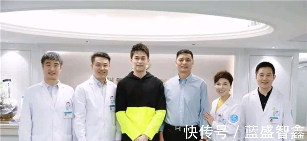医生|挽着孙杨父亲不松手!美女医生表忠心,网友想当孙家儿媳妇!