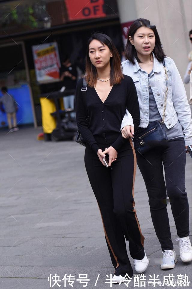 针织v领开衫搭配拼色阔腿裤，休闲时尚，温柔大方又显气质