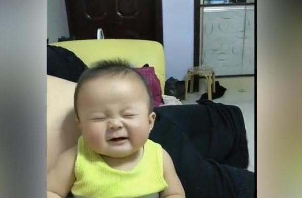 举动|宝宝不听话被妈妈训斥,宝宝挤眉弄眼的举动让妈妈笑翻了,好可爱