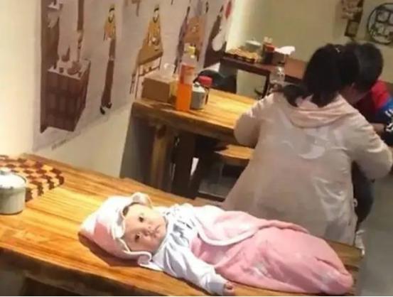 家庭和睦|“最无奈宝宝”走红,爸妈在吃饭时被晾一边,网友:家长太大意