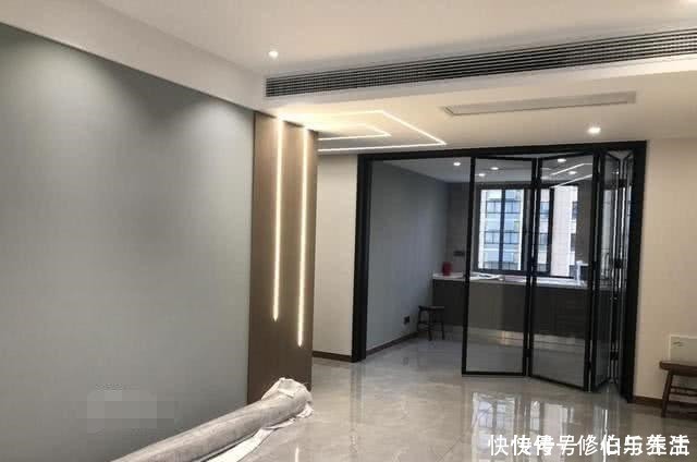 厨房|客厅和厨房之间不流行装推拉门了,他家门洞3米,装这种才叫好看!