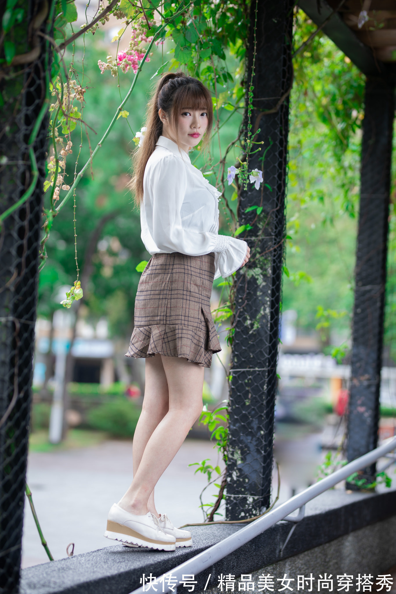 衬衫 白色衬衫搭配格子半身裙，温婉好搭，甜美范十足