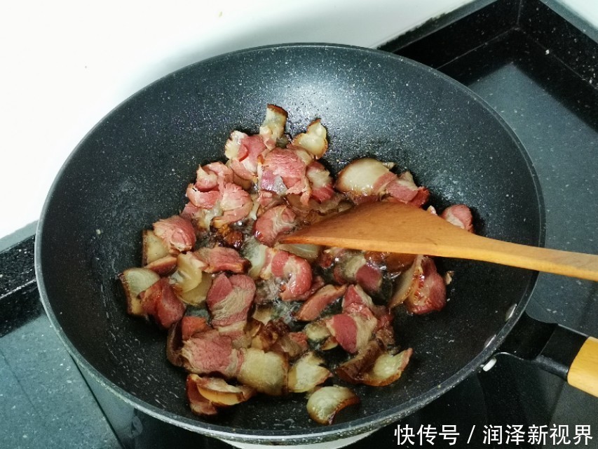  腊肉|菜花和腊肉这样炒，鲜嫩咸香特别下饭！