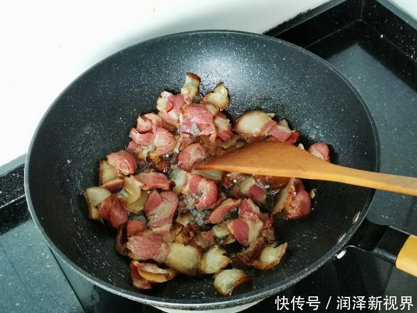 腊肉|菜花和腊肉这样炒,鲜嫩咸香特别下饭!