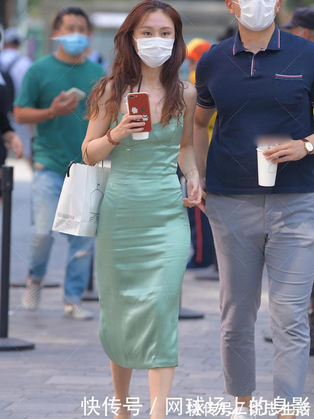 后背|小姐姐穿绿色裹身裙，反光材质显高贵，“后背”设计更亮眼