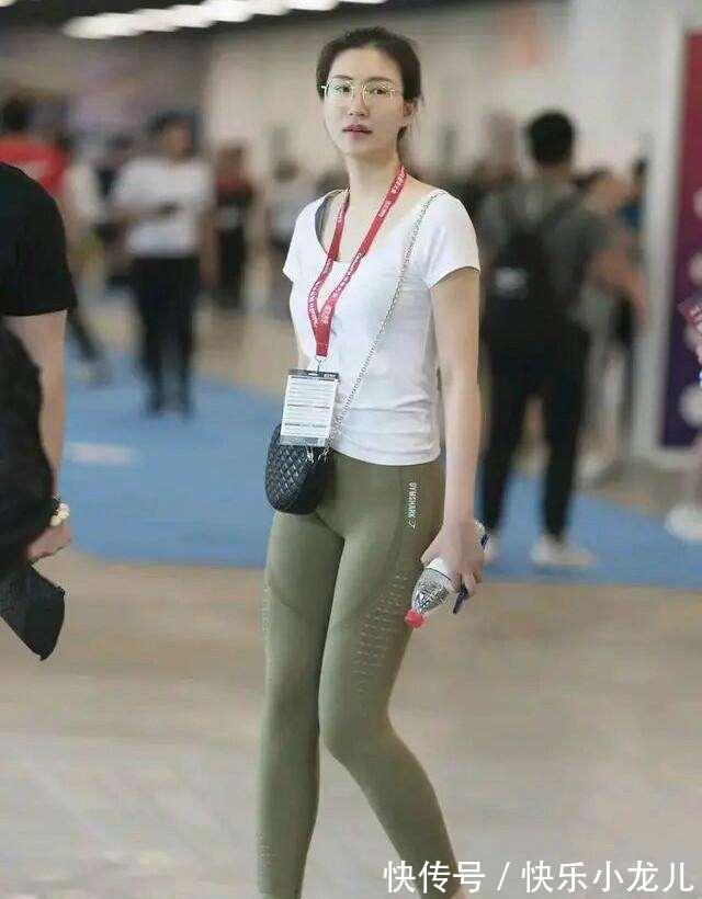 高跟鞋 修身的打底裤让美女身材更胜一筹,穿错很尴尬,大方美观