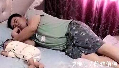 睡姿|宝爸陪娃午睡,醒后发现孩子的小脚丫“凉了”,连忙去探宝宝呼吸