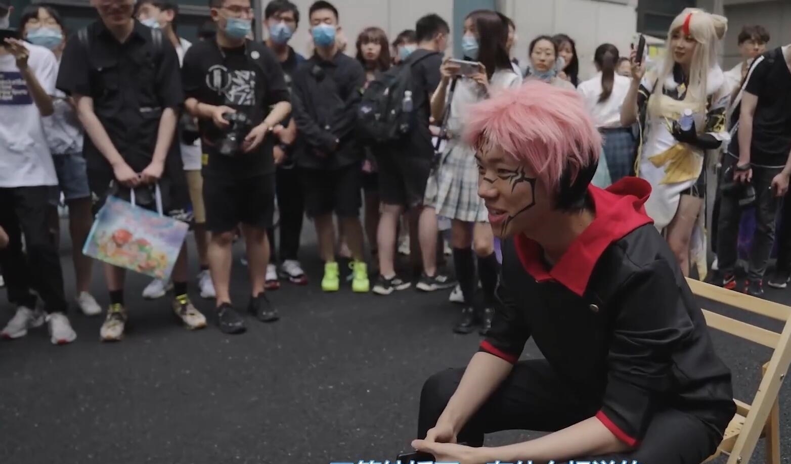 coser|小伙漫展cosplay艾伦,看完笑到脸抽筋,偶遇莱纳问妈妈为什么被吃掉遭暴打