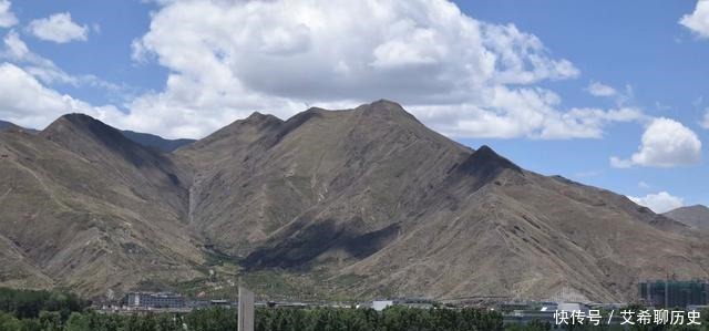  马布里山上著名的宫堡建筑群是藏族古建筑艺术精华