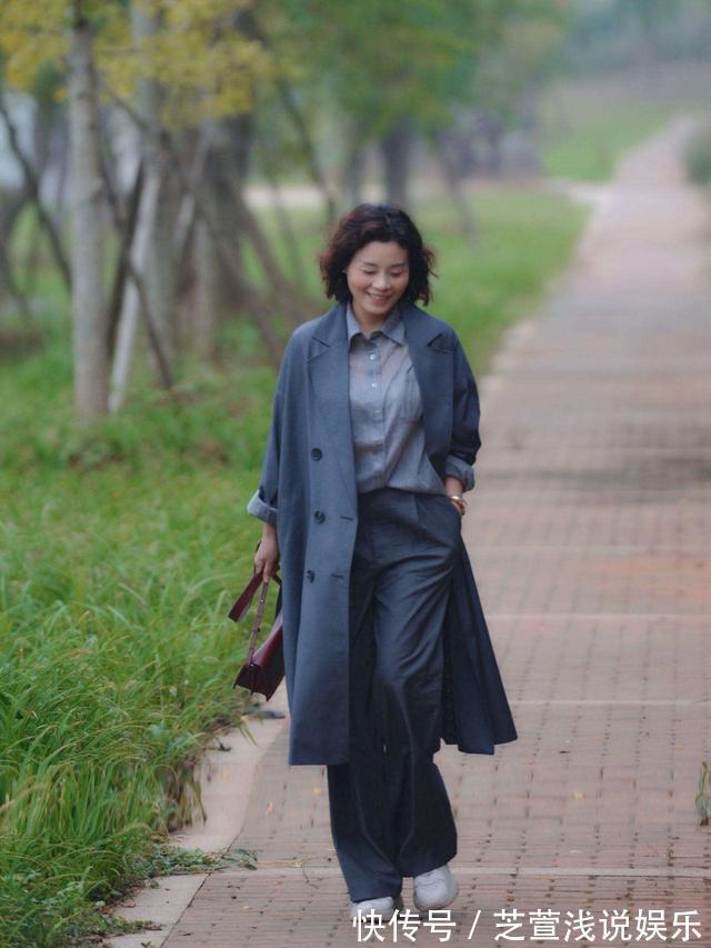 搭配 年过50的女性,穿运动鞋少配修身裤,运动鞋+阔腿裤,休闲时髦