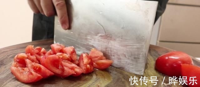 “西红柿炒鸡蛋”很多人第一步就错了，难怪不好吃，看大厨咋做的