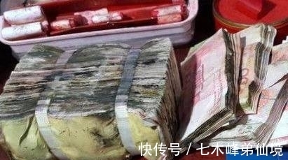 地板|男子闻到卧室一有股霉味，直接撬开地板一看，赶紧喊上妻子去银行